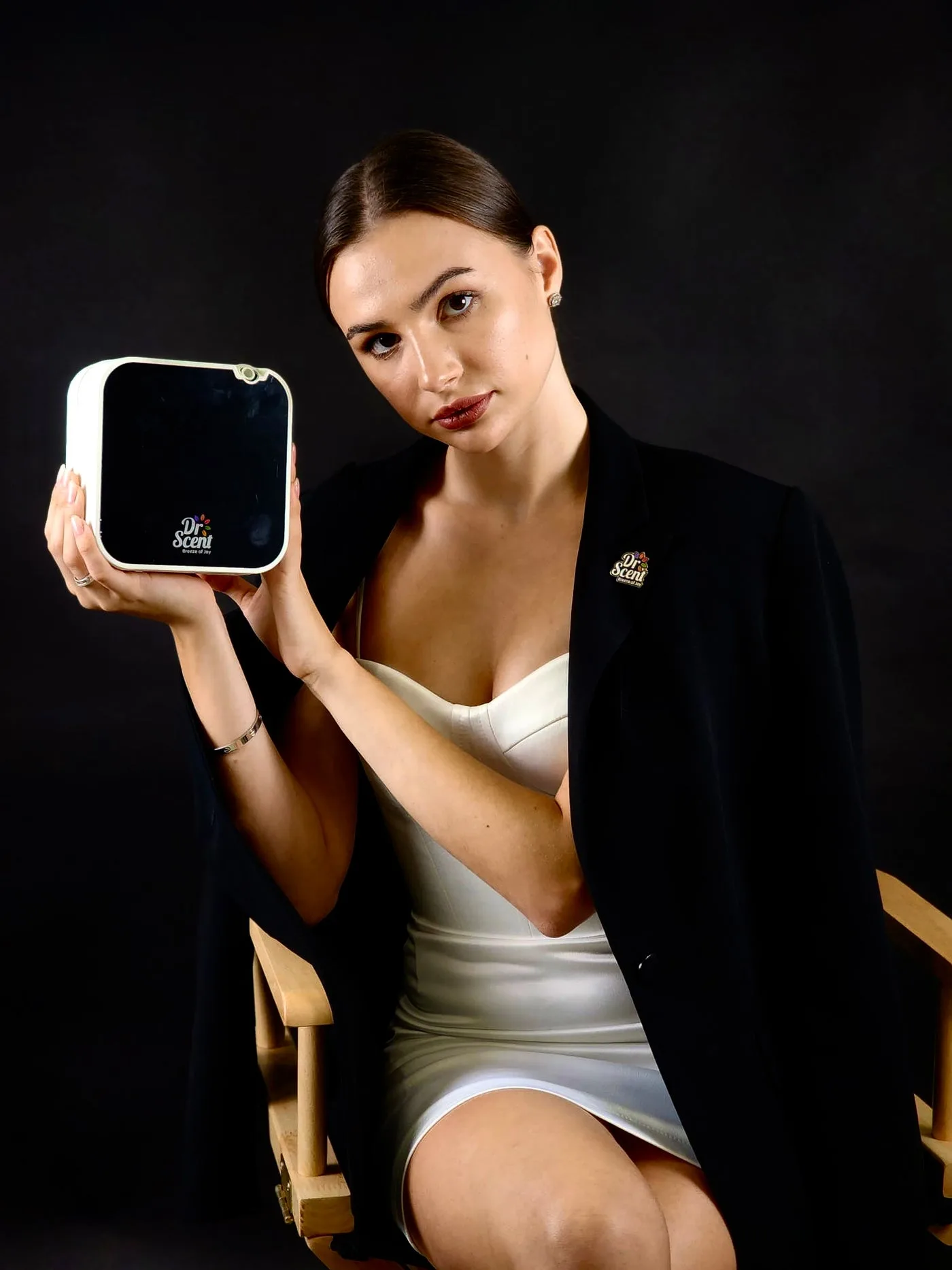 DR Mini diffuser held in hand, showing its size